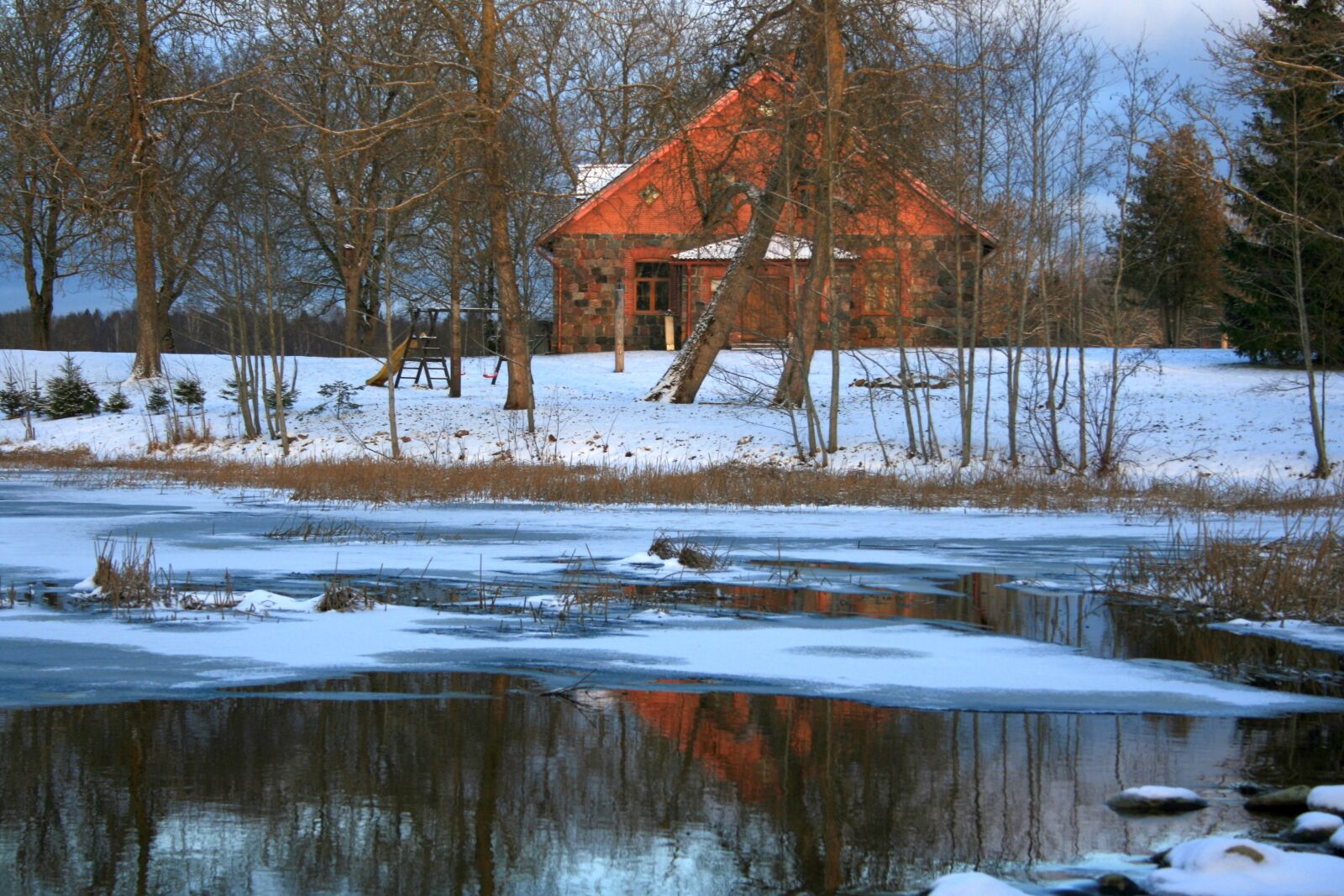 Canon EOS 400D (EOS Digital Rebel XTi / EOS Kiss Digital X) sample photo. Winter, snow, wood photography