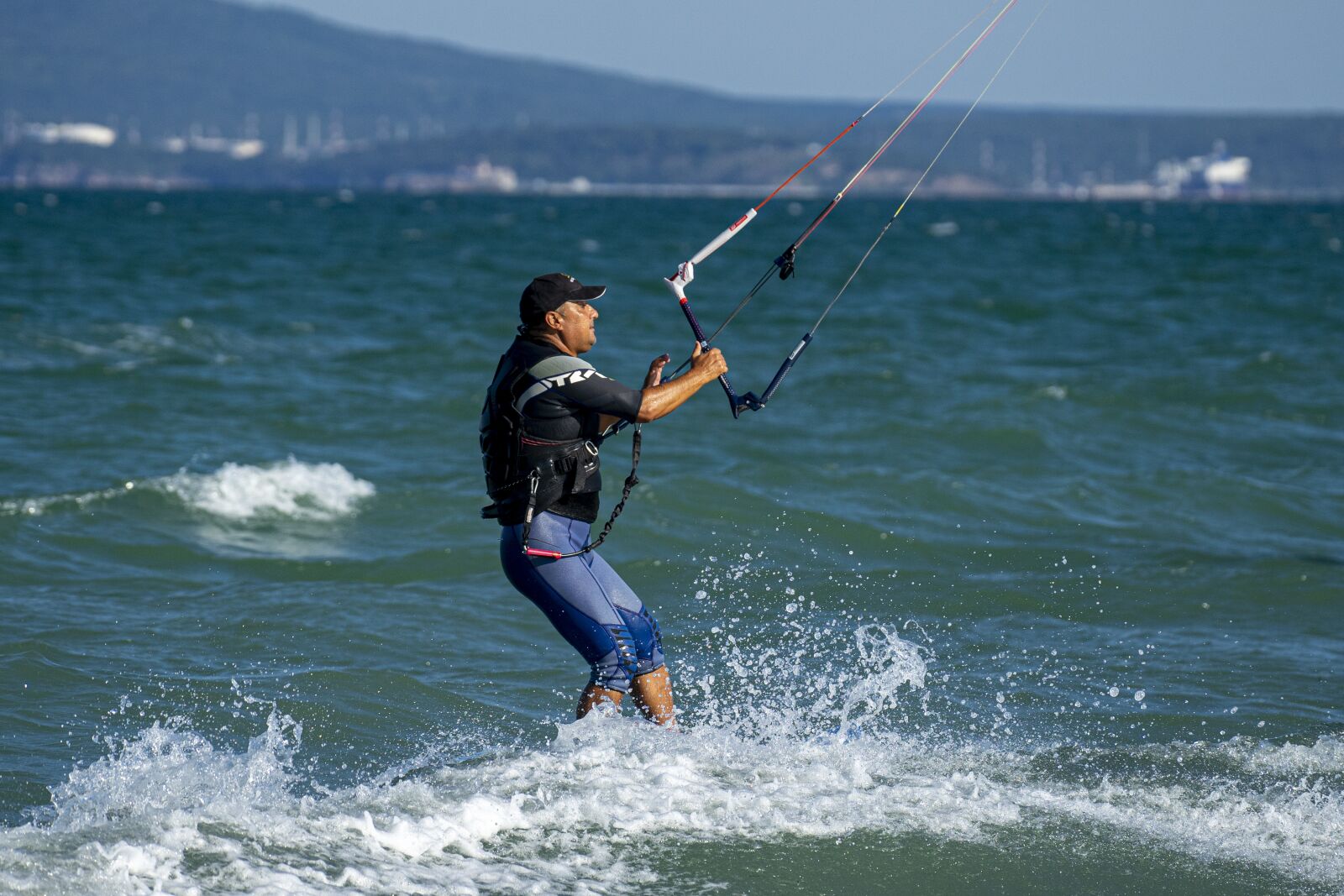 Sony a7 II + Sony FE 70-200mm F4 G OSS sample photo. Kitesurf, surf, sea photography