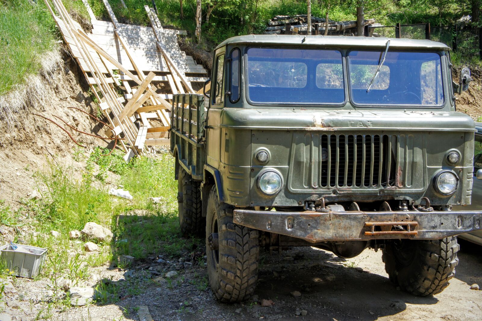 Sony Alpha NEX-5 + Sony E 18-55mm F3.5-5.6 OSS sample photo. Truck, unimog, russia photography
