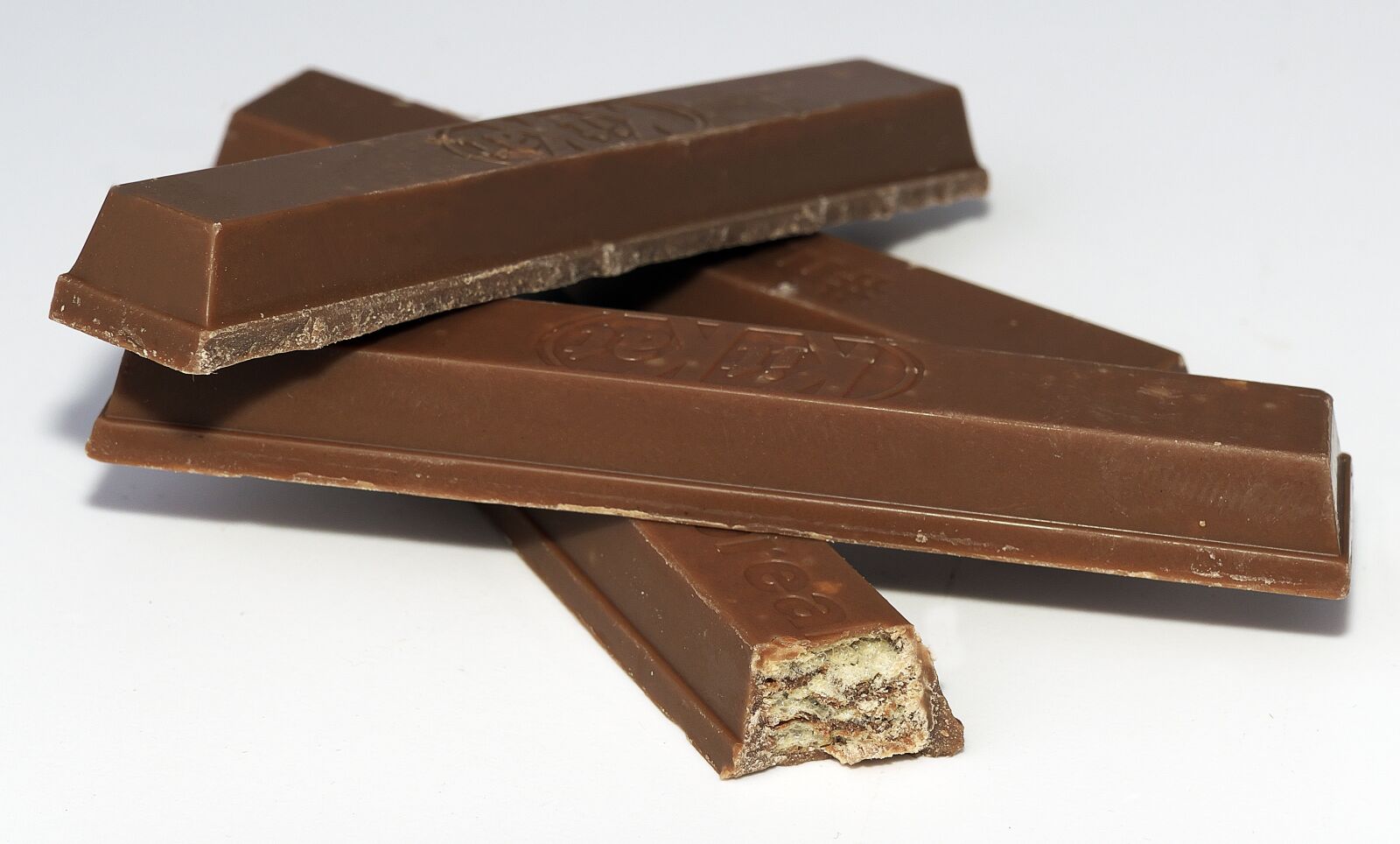 Panasonic Lumix DMC-FZ1000 sample photo. Chocolate, candy bar, kit photography