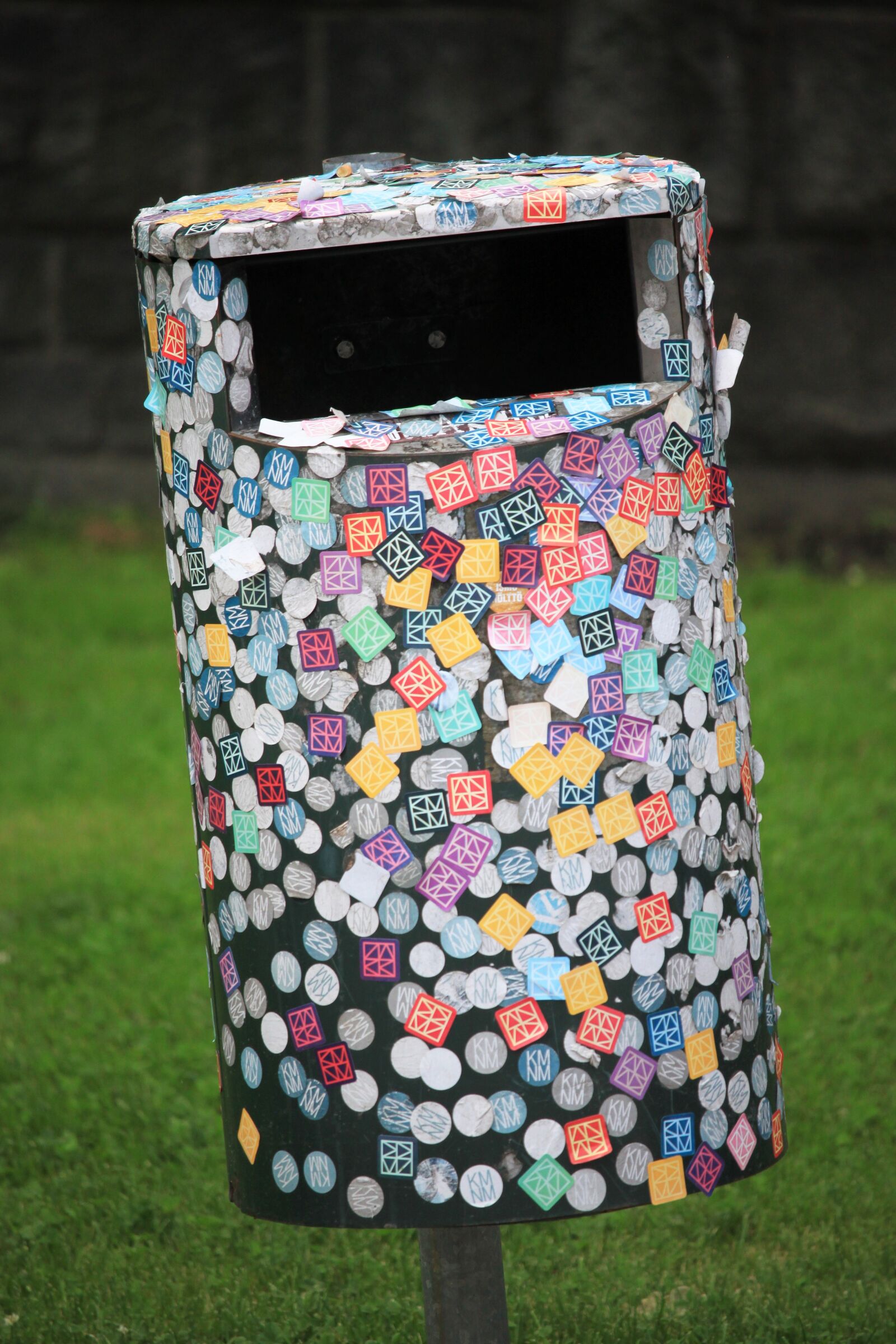 Canon EOS 500D (EOS Rebel T1i / EOS Kiss X3) sample photo. Dust-bin, sticker, garbage photography