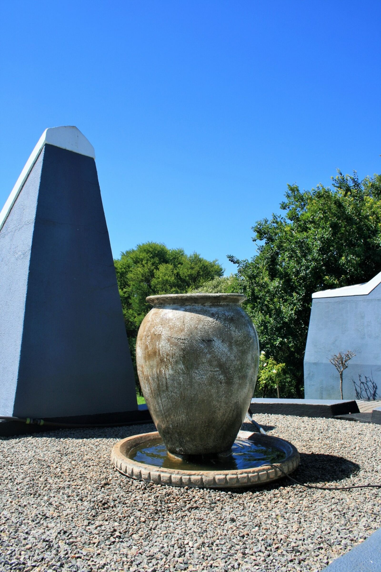 Canon EOS 400D (EOS Digital Rebel XTi / EOS Kiss Digital X) sample photo. Urn, large, earthy color photography