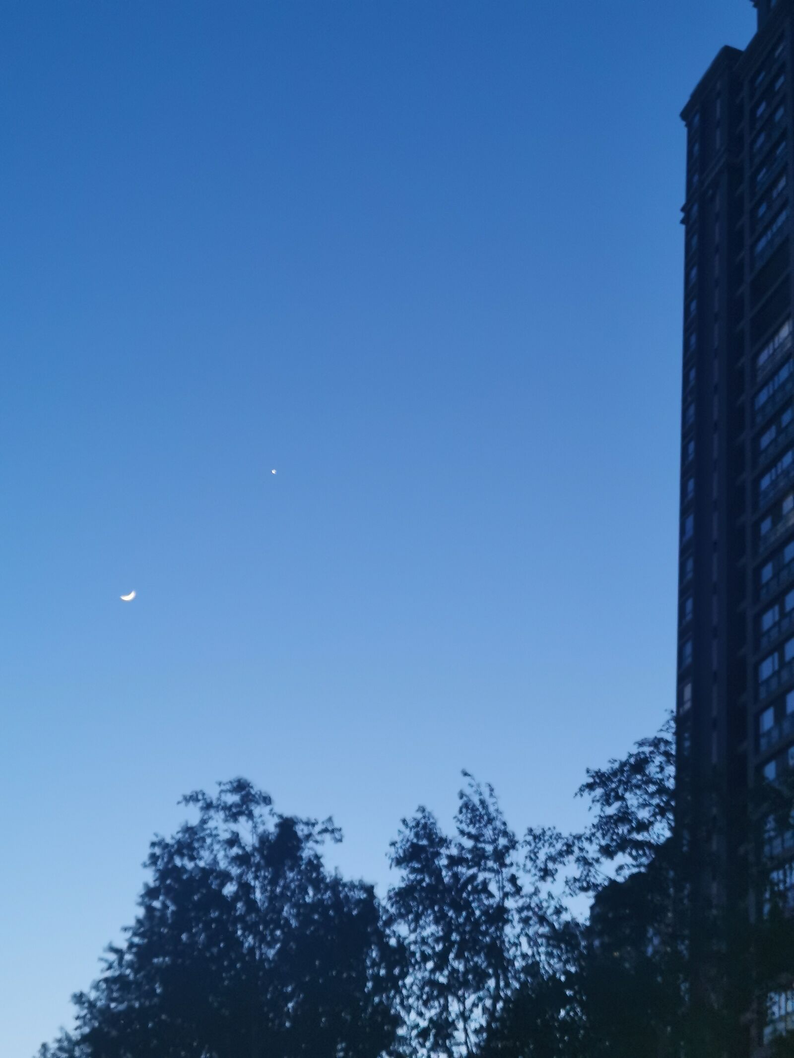 HUAWEI P30 sample photo. Night view, building, moon photography
