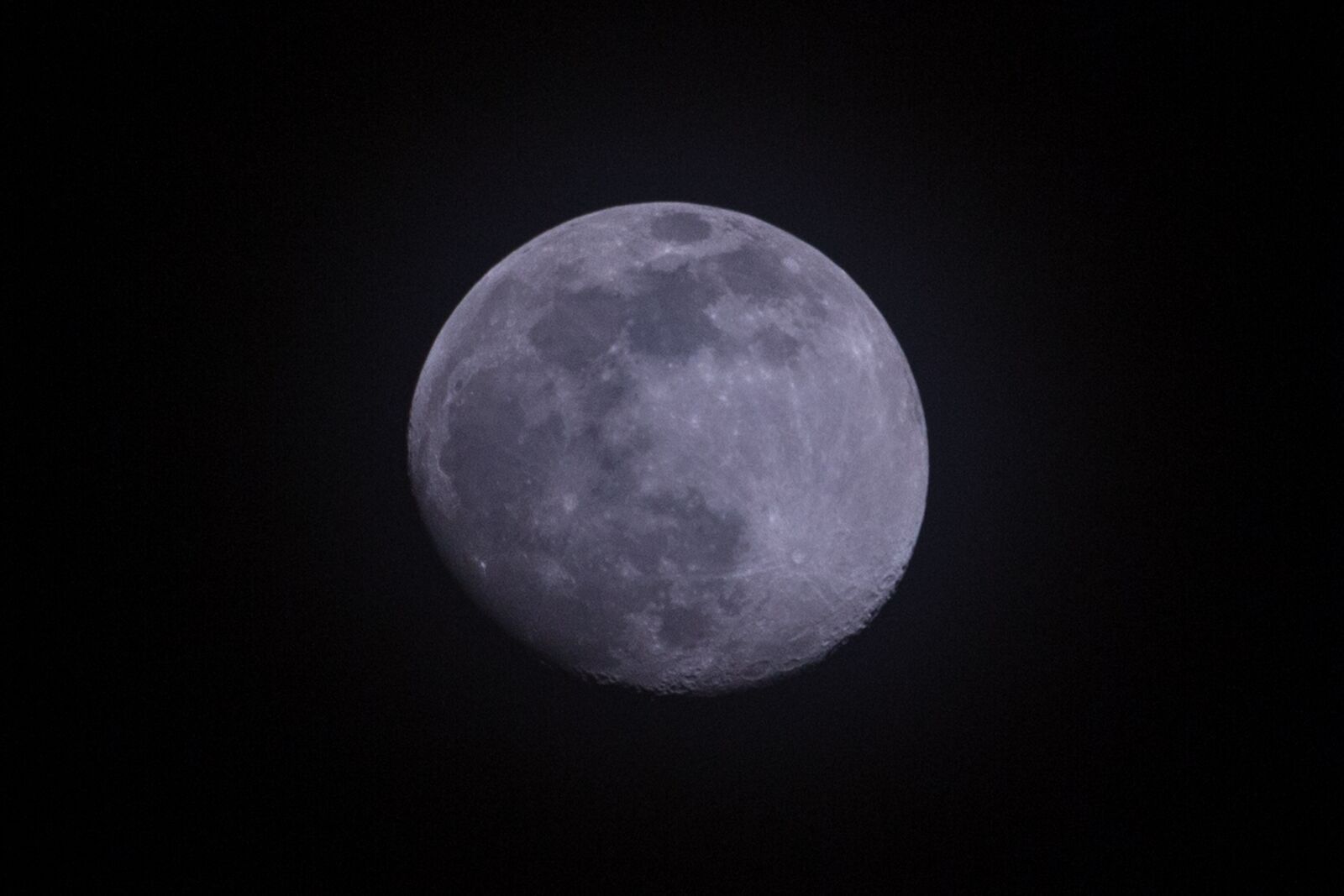 Canon EOS 700D (EOS Rebel T5i / EOS Kiss X7i) + Canon EF-S 55-250mm F4-5.6 IS STM sample photo. Moon, lunar, astronomy photography