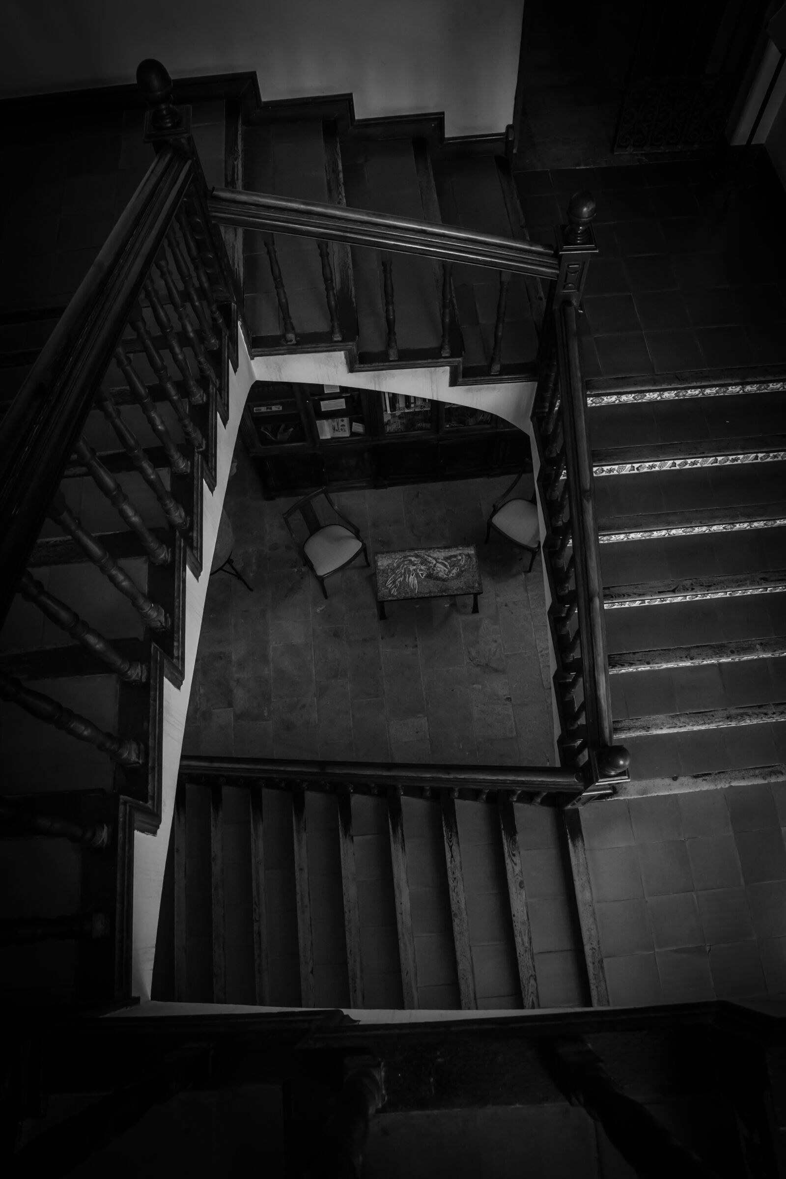 Canon EOS 60D sample photo. People, architecture, monochrome photography