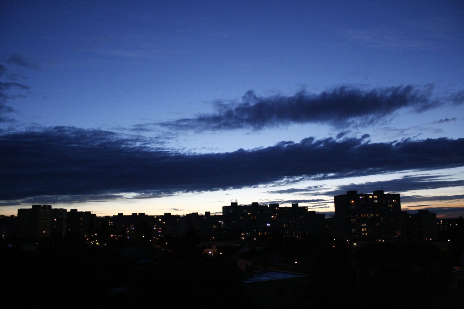 Canon EOS 400D (EOS Digital Rebel XTi / EOS Kiss Digital X) sample photo. City, clouds, sun photography