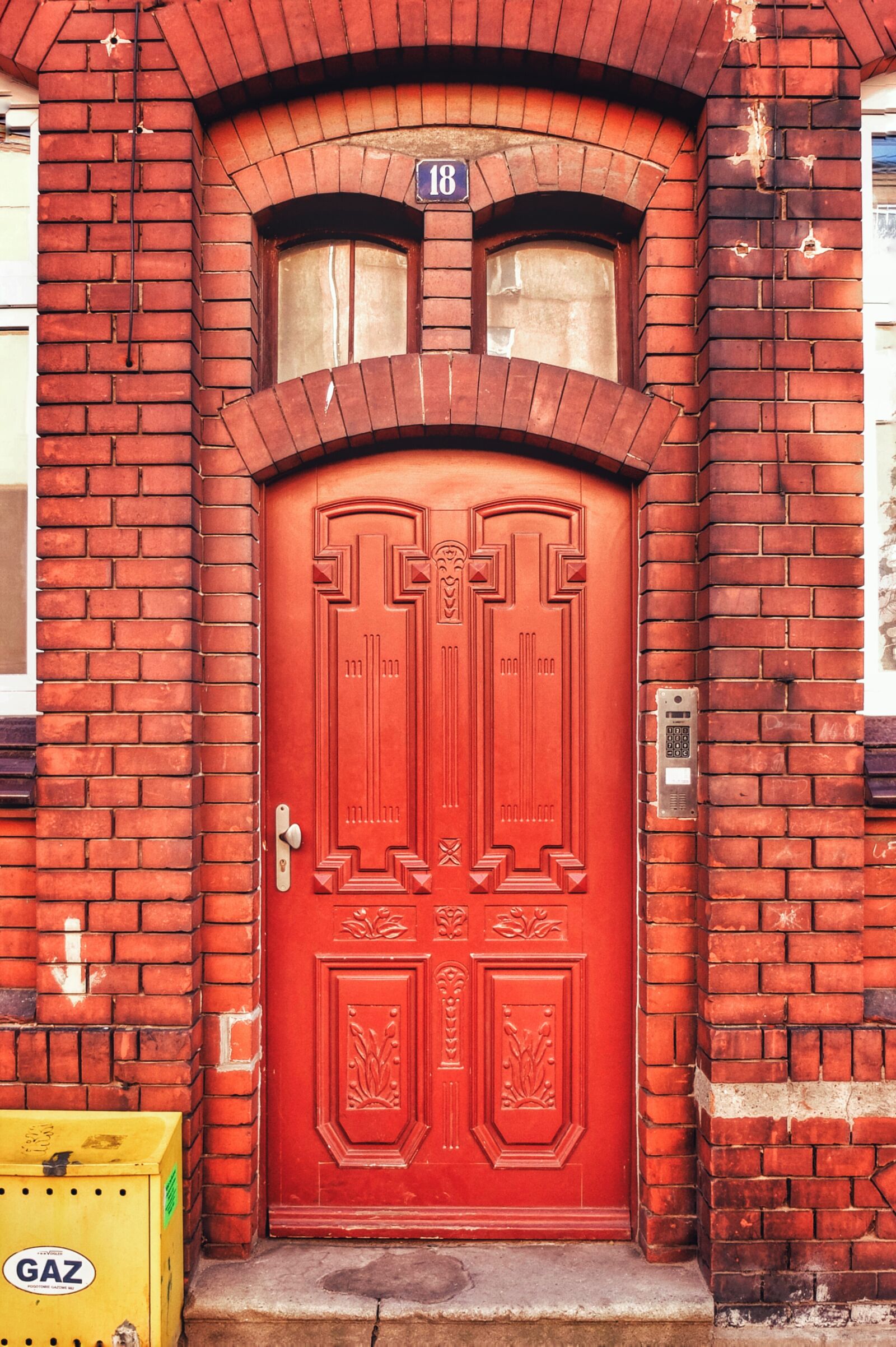 Fujifilm X30 sample photo. Bricks, doors, old, red photography