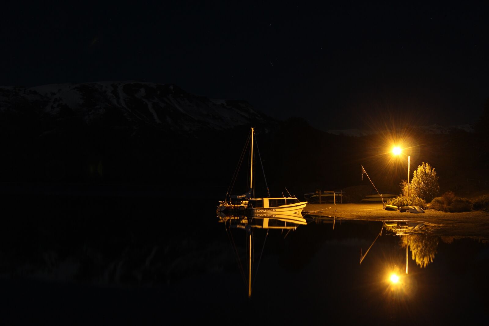 Canon EOS 600D (Rebel EOS T3i / EOS Kiss X5) sample photo. Night, lake, boat photography