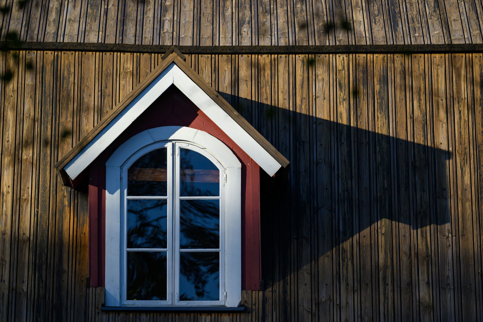 Tamron 150-500mm F5-6.7 Di III VC VXD sample photo. Rooftop room sunshine photography