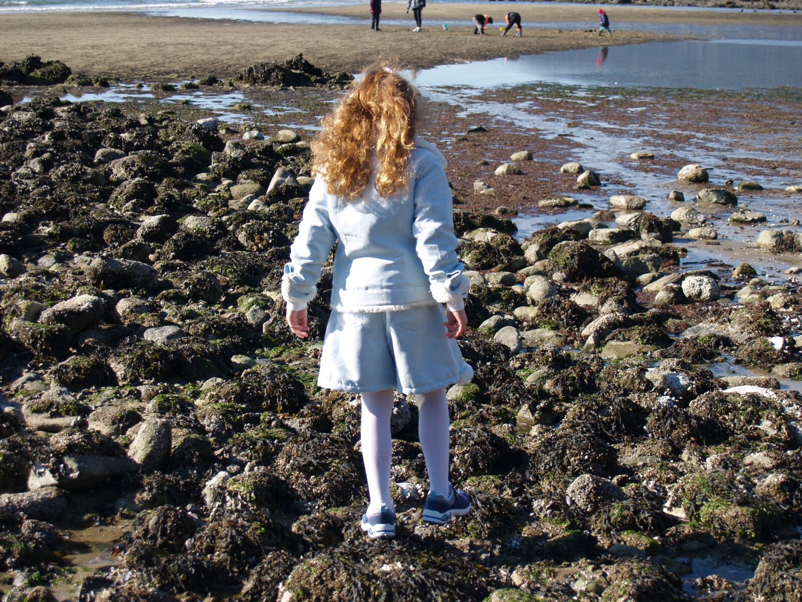 Olympus E-500 (EVOLT E-500) sample photo. Beach, rock, girl photography