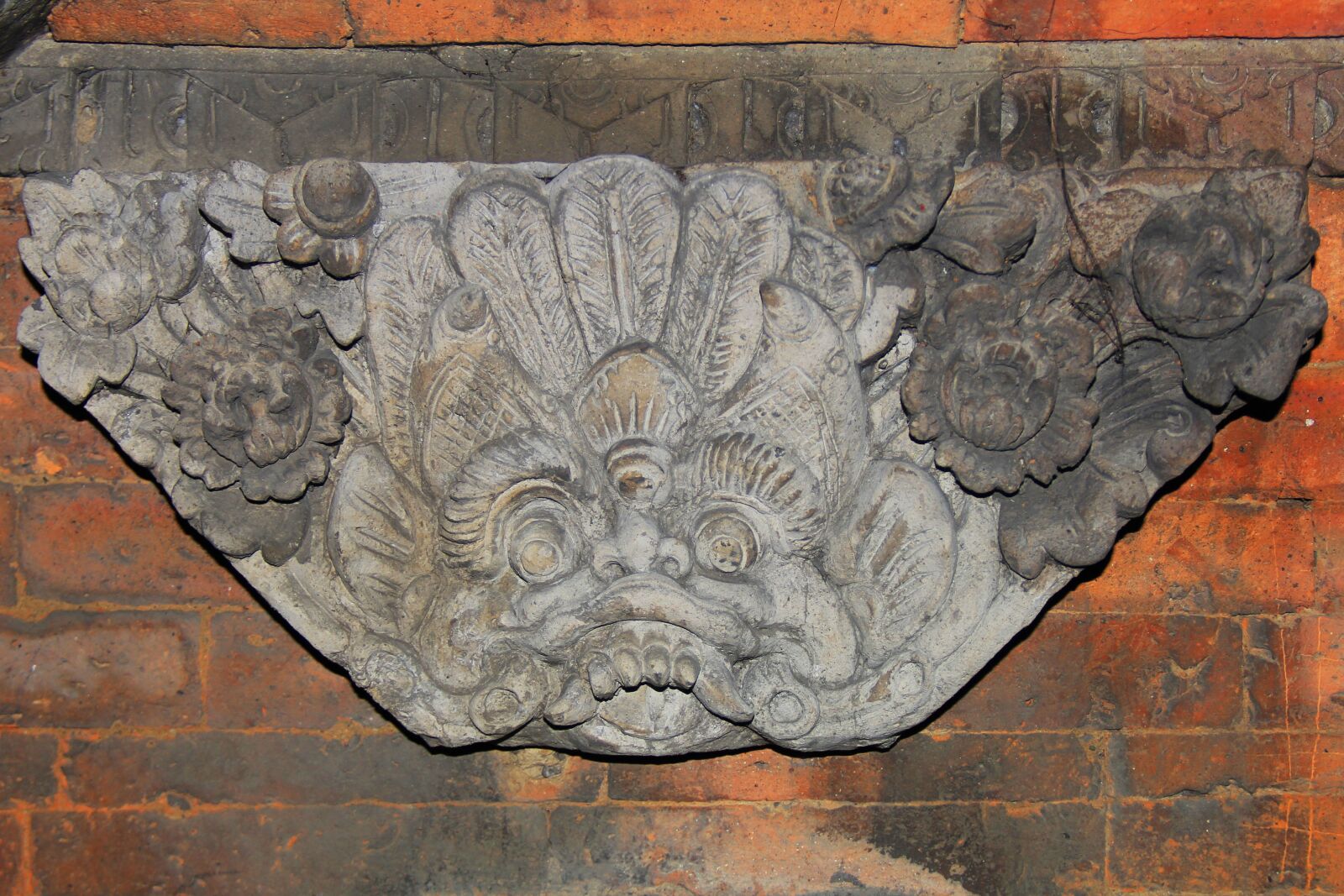 Canon EF-S 18-135mm F3.5-5.6 IS sample photo. Relief, ornament, temple photography