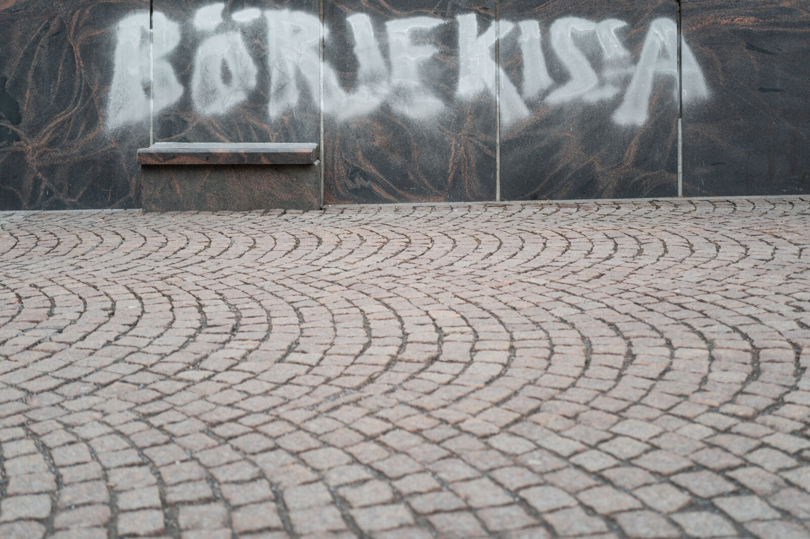 SUMMILUX 1:1.7/28 ASPH. sample photo. Börje cat graffiti photography