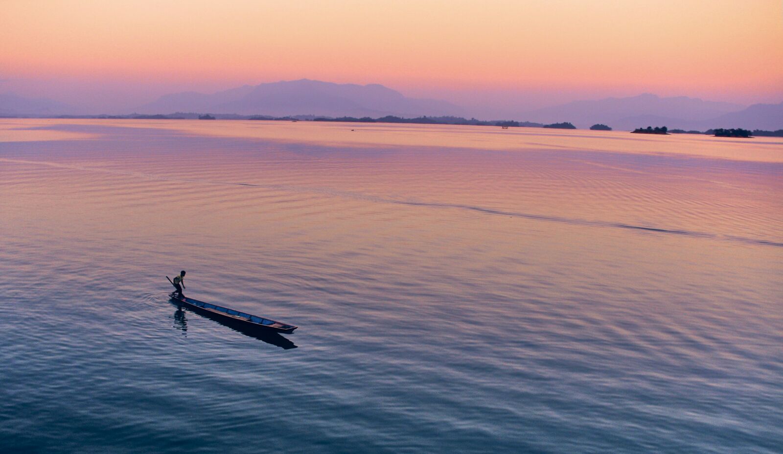 Canon EOS 400D (EOS Digital Rebel XTi / EOS Kiss Digital X) sample photo. Lake, sunset, boat photography