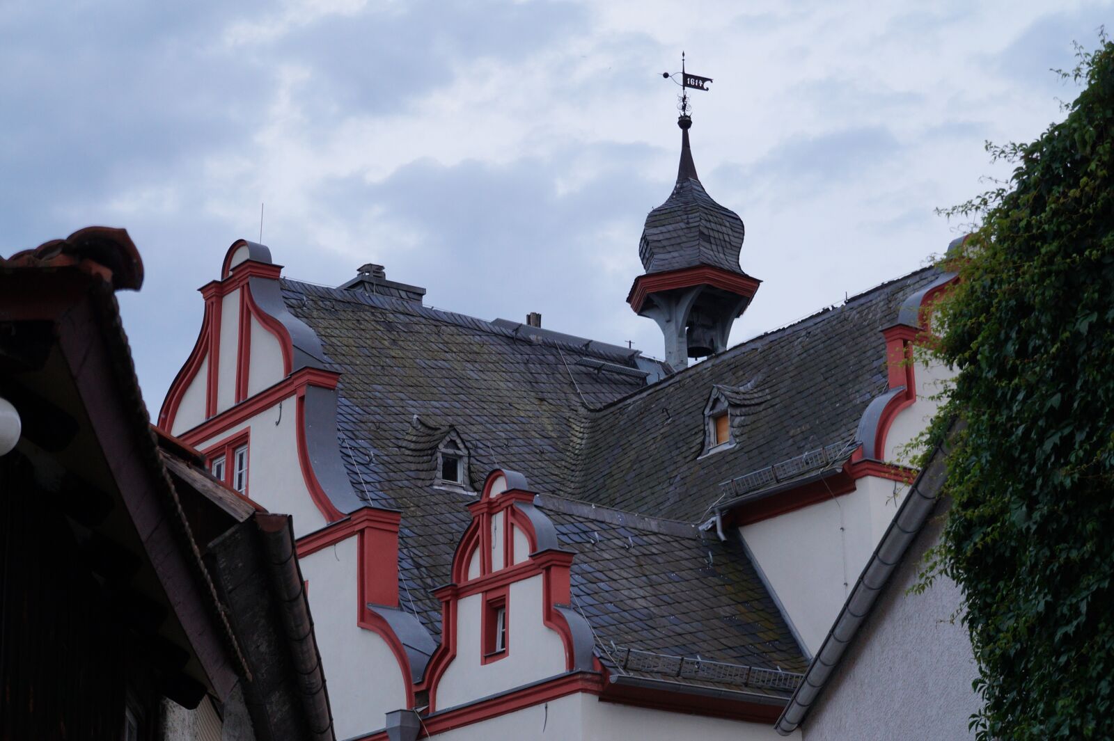 Sony Alpha a3000 + Sony E 18-55mm F3.5-5.6 OSS sample photo. Roofs, building, town hall photography