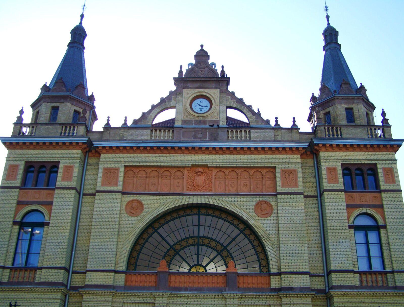 Kodak EASYSHARE ZD710 ZOOM DIGITAL CAMERA sample photo. Train station, pecs, architecture photography