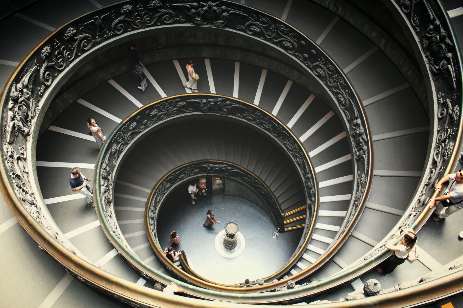 Canon EOS 1200D (EOS Rebel T5 / EOS Kiss X70 / EOS Hi) sample photo. Rome, building, stairs photography