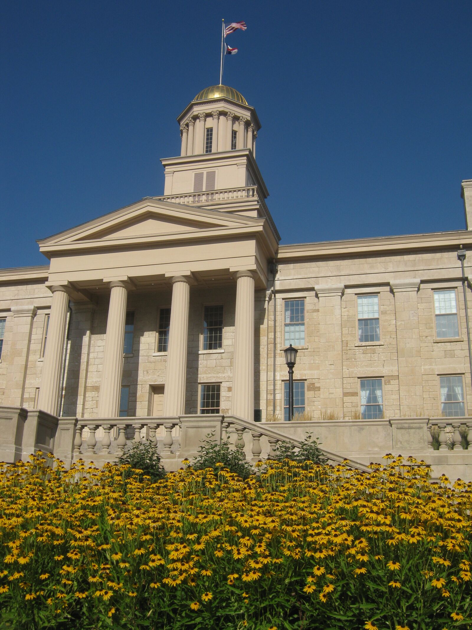 Canon PowerShot A480 sample photo. Building, flowers, iowa photography