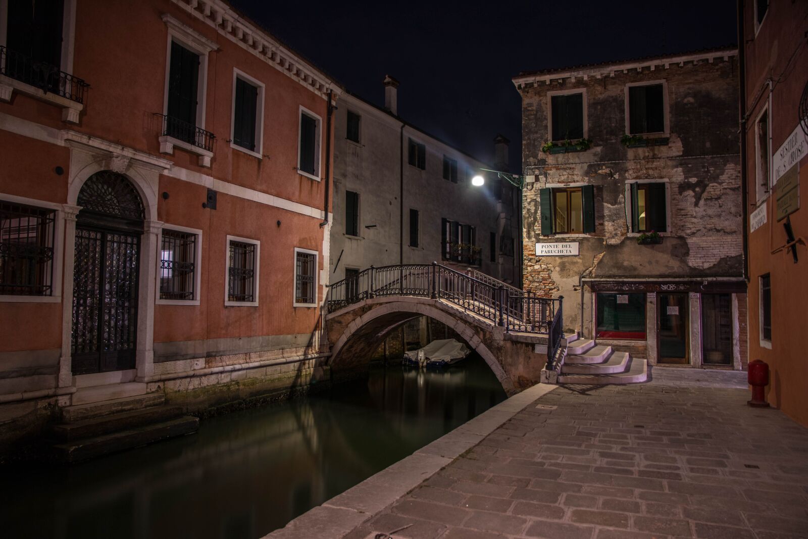 Canon EOS 80D + Canon EF-S 15-85mm F3.5-5.6 IS USM sample photo. Venice, the night, lights photography