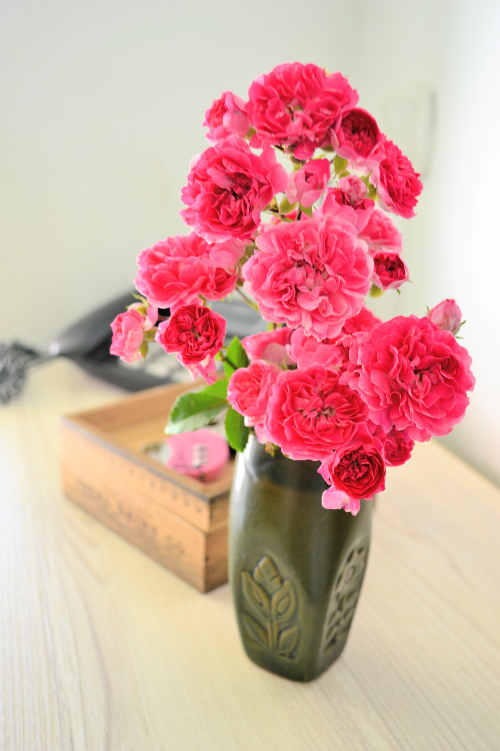 Nikon D3100 sample photo. Roses, bouquet, vase photography
