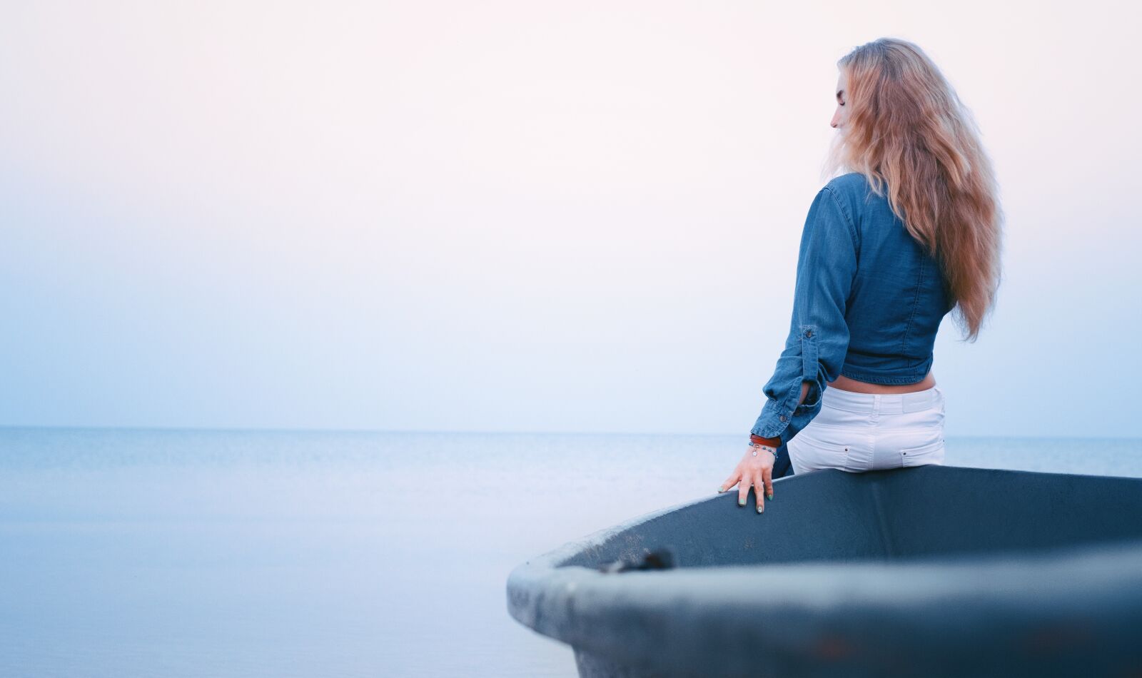Fujifilm X-E1 + Fujifilm XF 35mm F1.4 R sample photo. Boat, girl, dawn photography