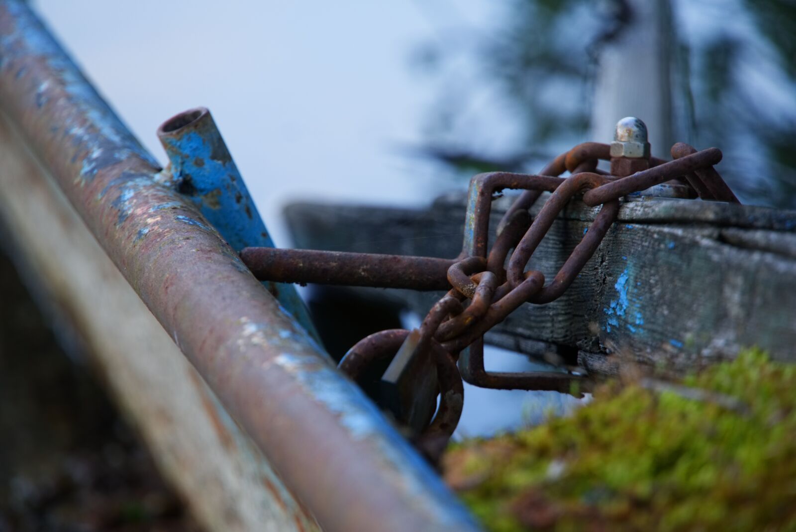 Sony a6400 sample photo. Chain, rust, fishing boat photography