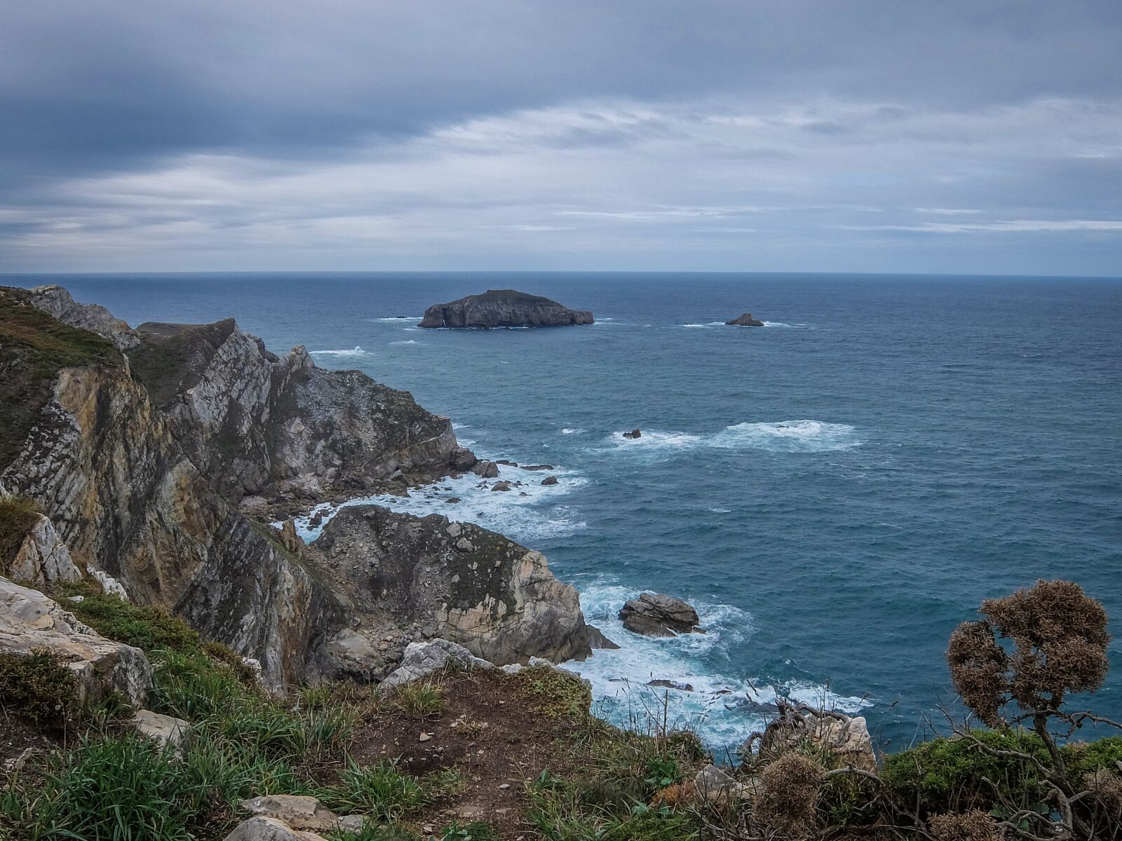 Fujifilm XQ2 sample photo. Asturias, coast, rocks photography