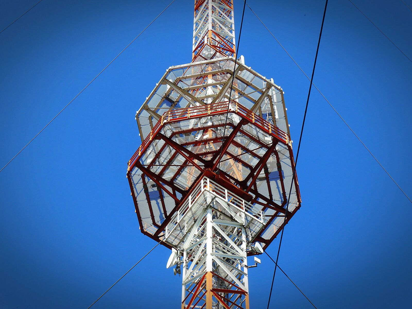 Panasonic Lumix DMC-FZ200 sample photo. Radio mast, transmission tower photography