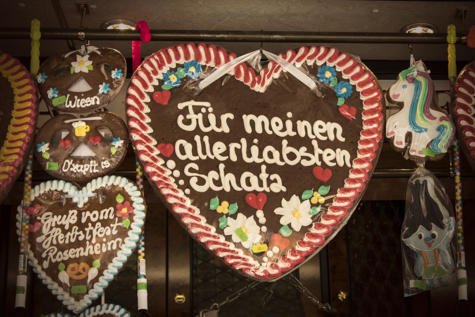 Canon EOS 1300D (EOS Rebel T6 / EOS Kiss X80) sample photo. Gingerbread heart, love, folk photography