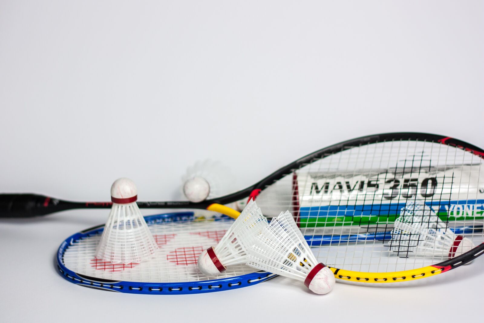 Canon EOS 450D (EOS Rebel XSi / EOS Kiss X2) + Canon EF 50mm F1.8 II sample photo. Badminton, bat, ball photography
