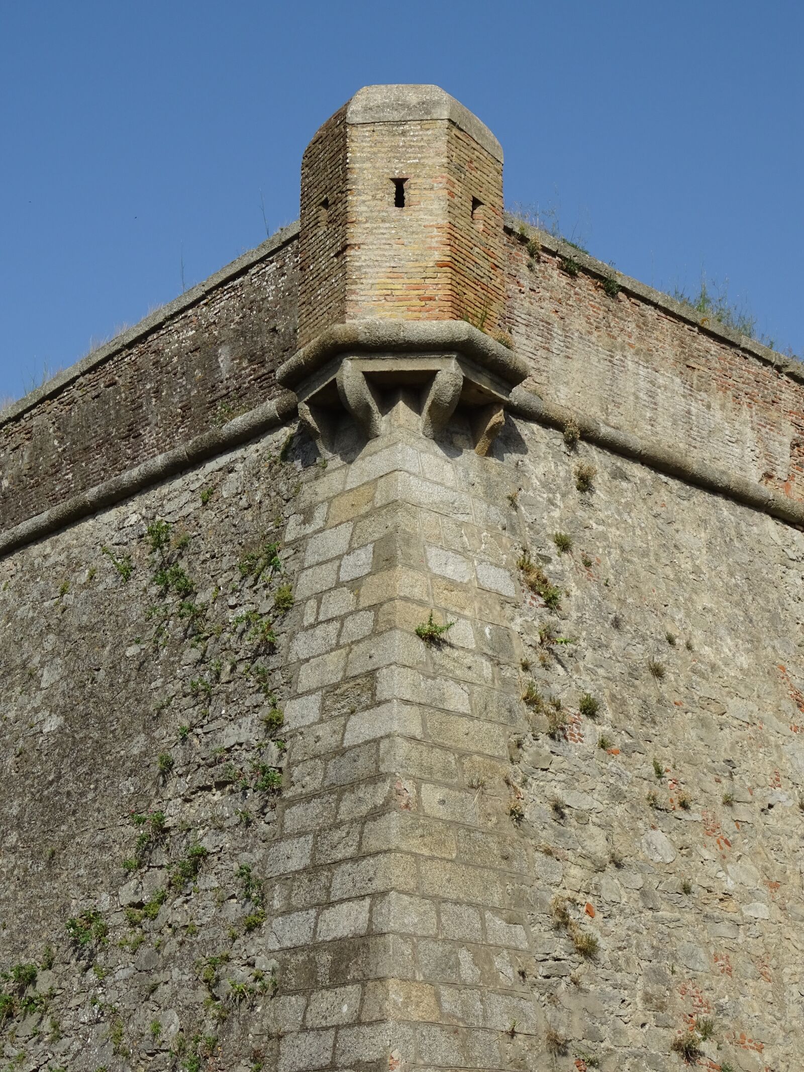Sony DSC-HX60 sample photo. Castle, fortress, surveillance photography