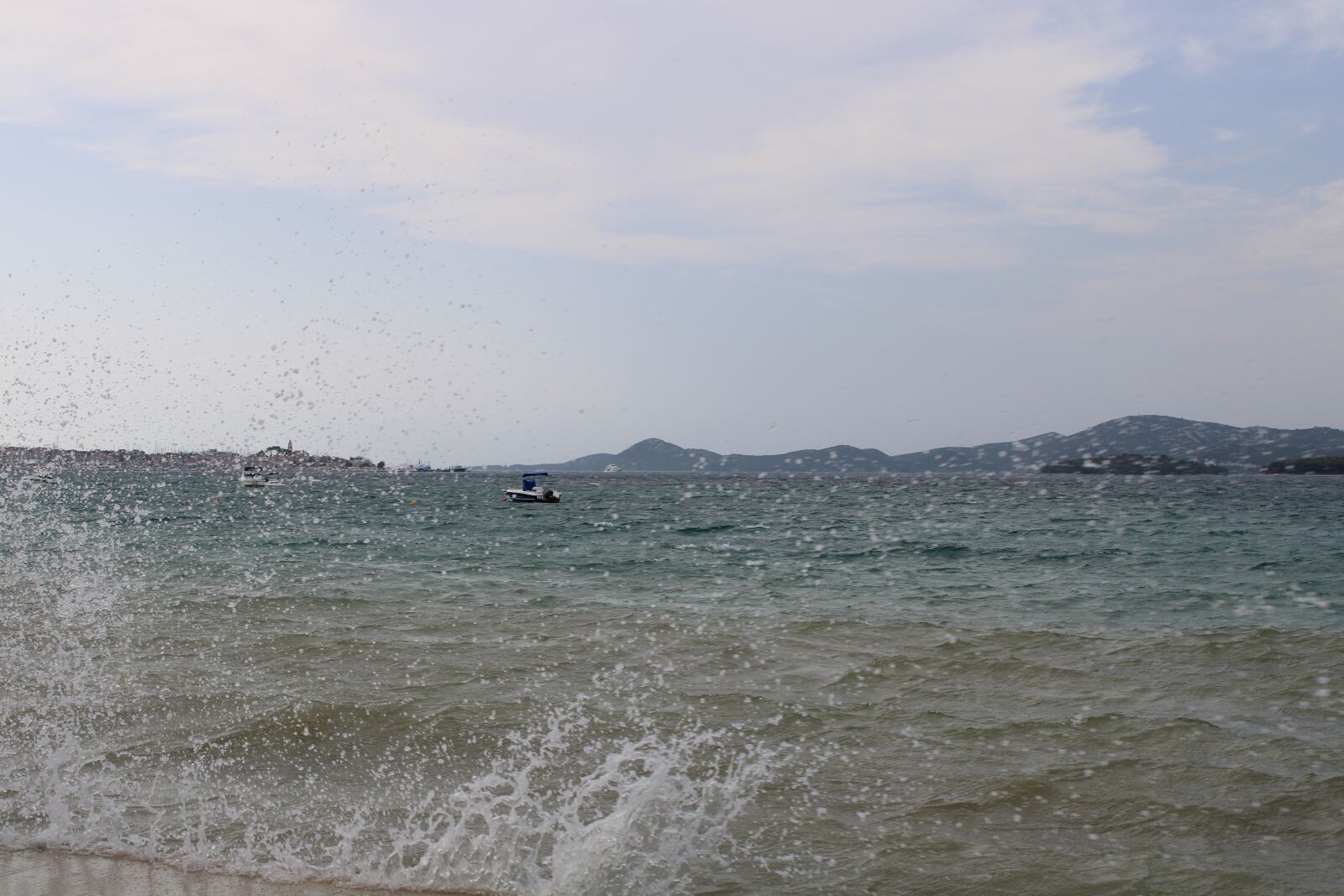 Canon EOS 2000D (EOS Rebel T7 / EOS Kiss X90 / EOS 1500D) sample photo. Waves, sea, water photography