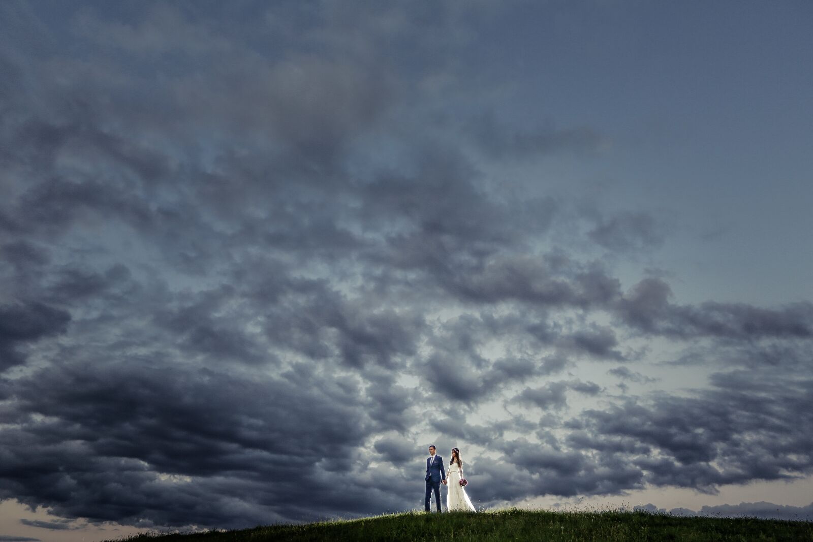 Canon EF 16-35mm F2.8L II USM sample photo. Bride, bad weather, hilltop photography