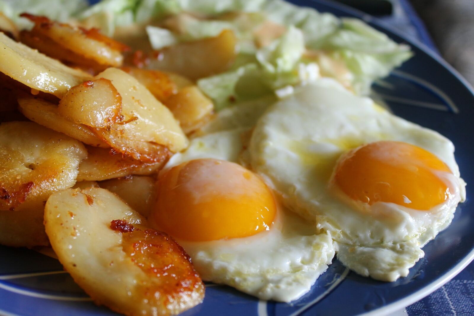 Canon EOS 1100D (EOS Rebel T3 / EOS Kiss X50) sample photo. Fried potatoes, fried eggs photography