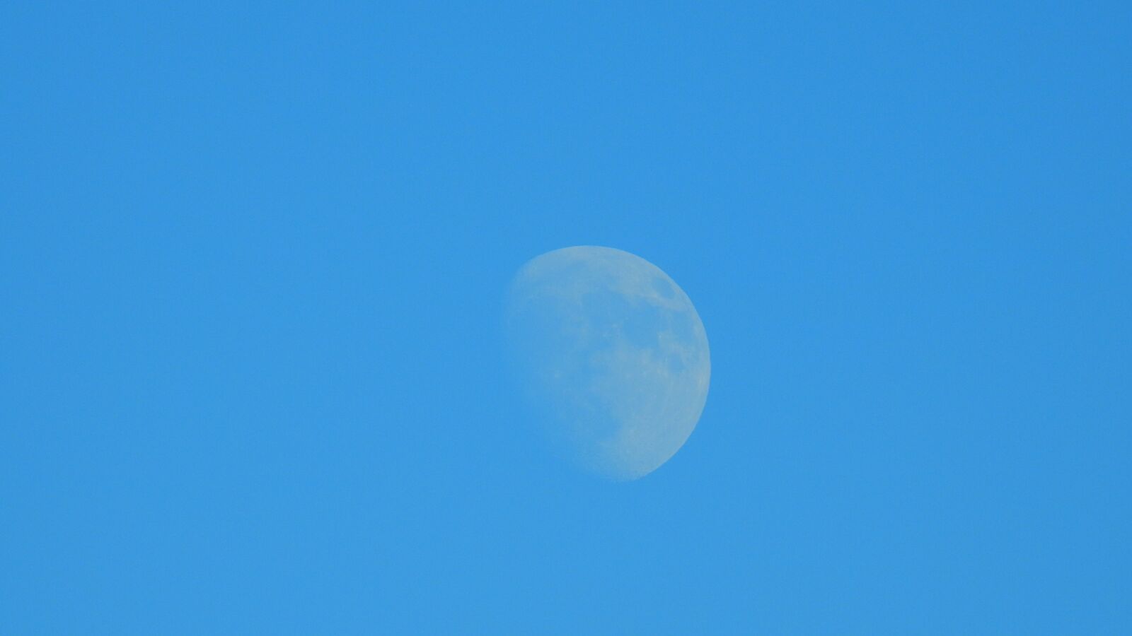 Nikon Coolpix P900 sample photo. Moon, the background, blue photography