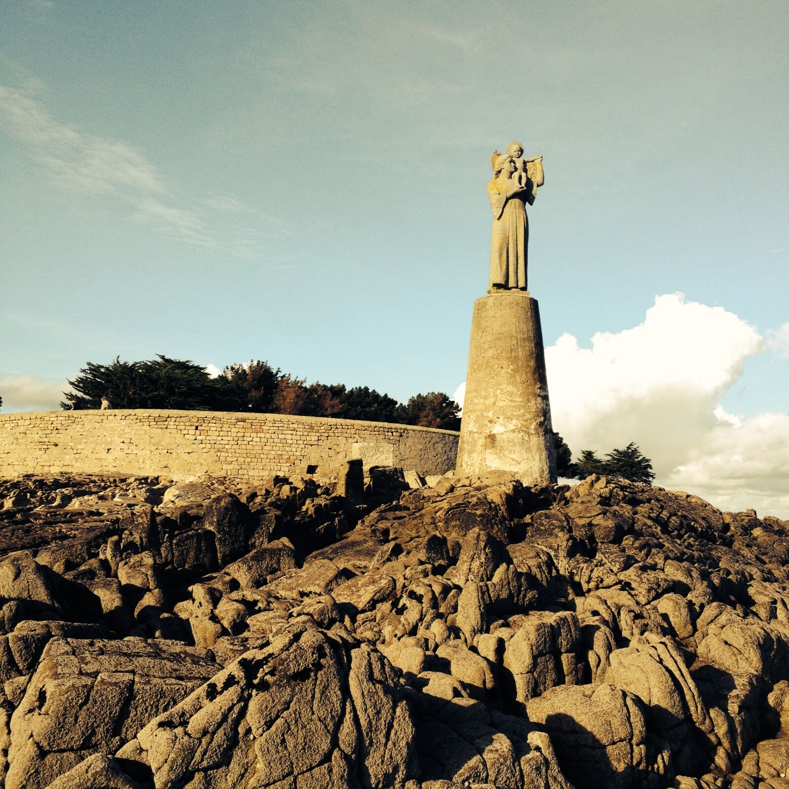 iPhone 4S back camera 4.28mm f/2.4 sample photo. Statue, viergeetl' child, landscape photography