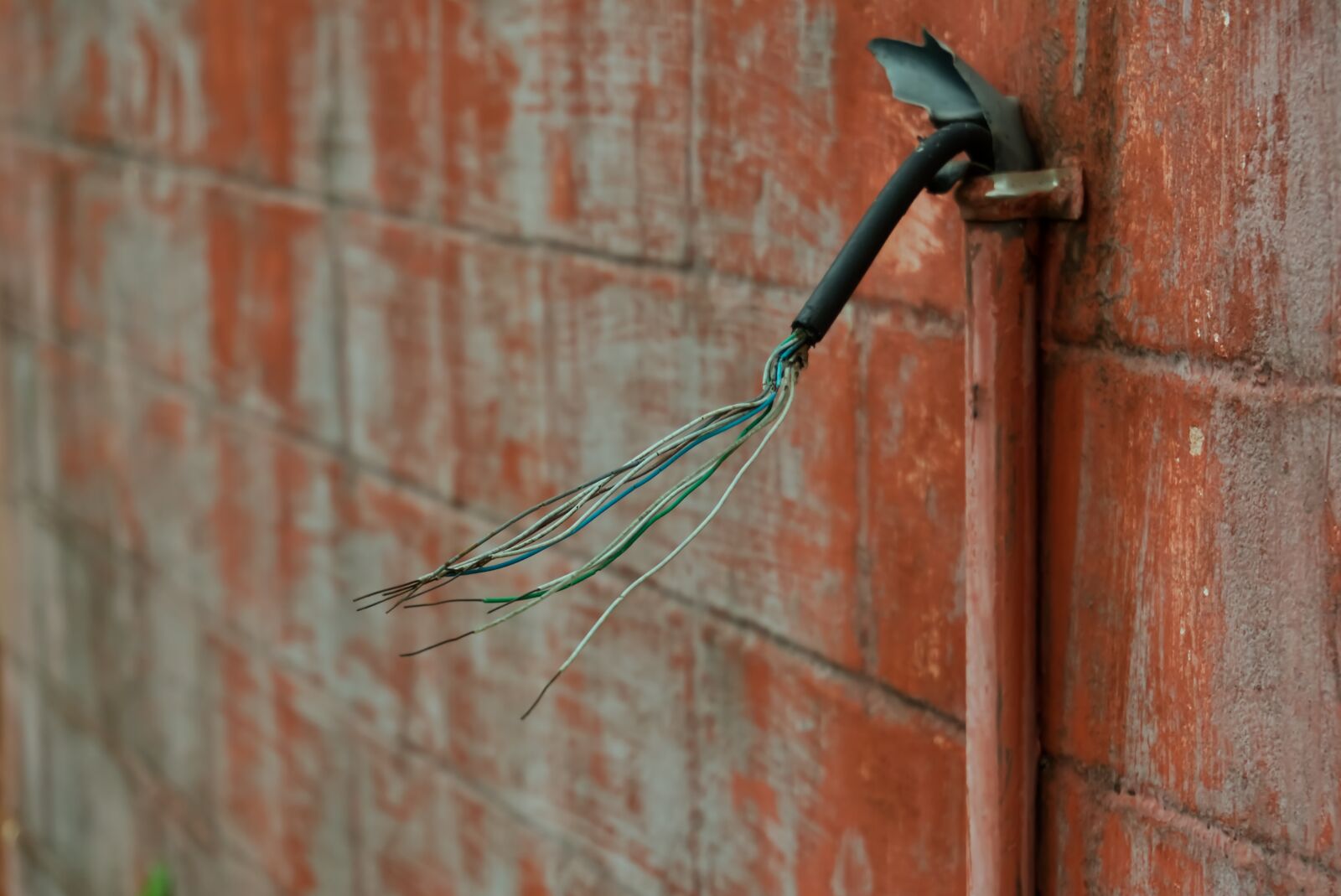 Sony a6000 sample photo. Wire, wiring, wall photography