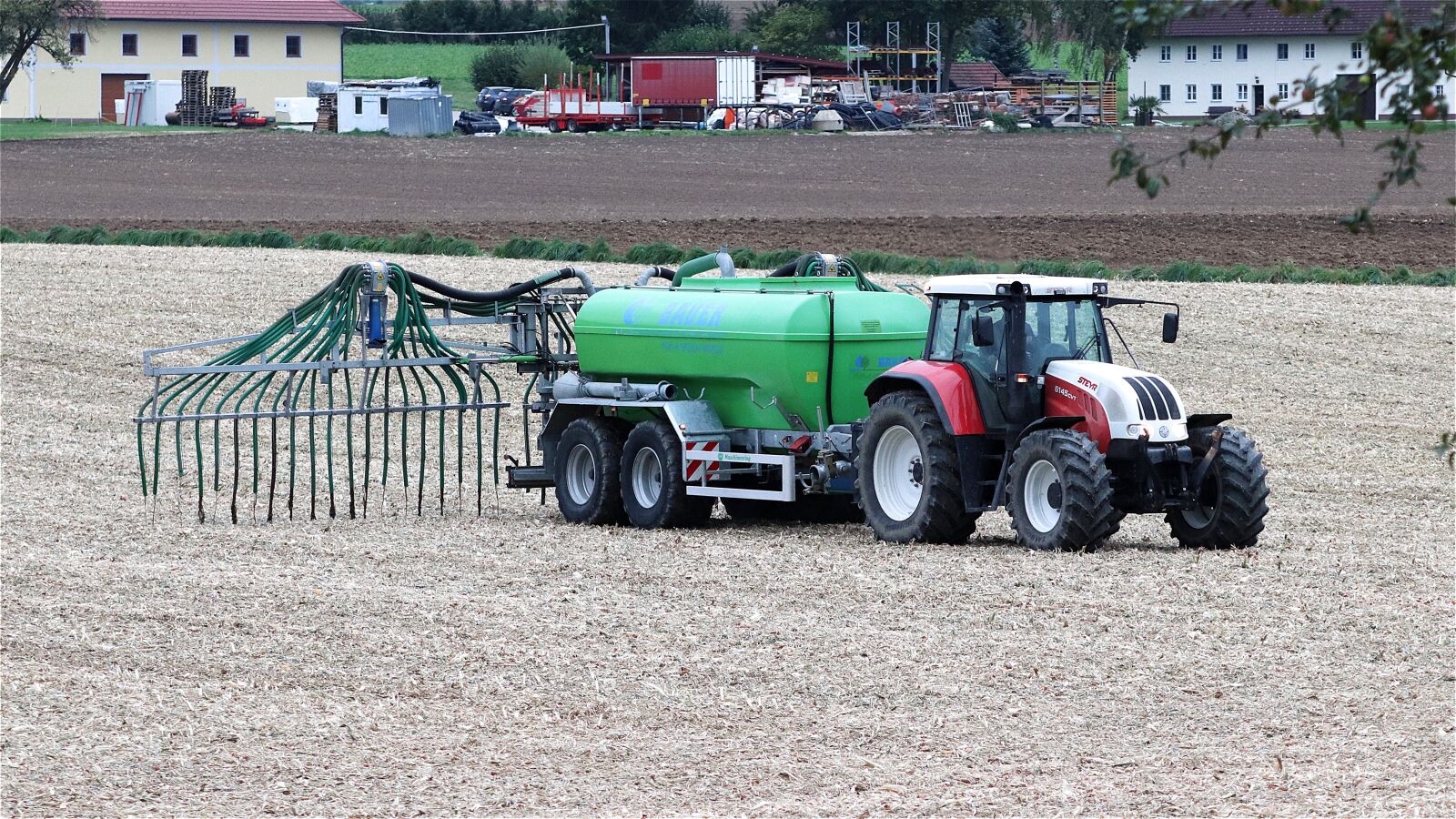 Canon EF 70-300 F4-5.6 IS II USM sample photo. Fertilization, gülle, tractor photography