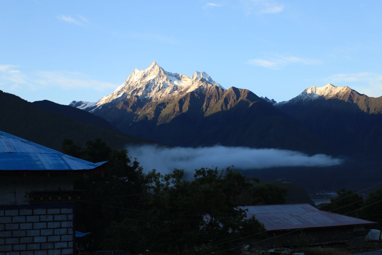 Canon EOS 500D (EOS Rebel T1i / EOS Kiss X3) sample photo. Snow mountain, early in photography