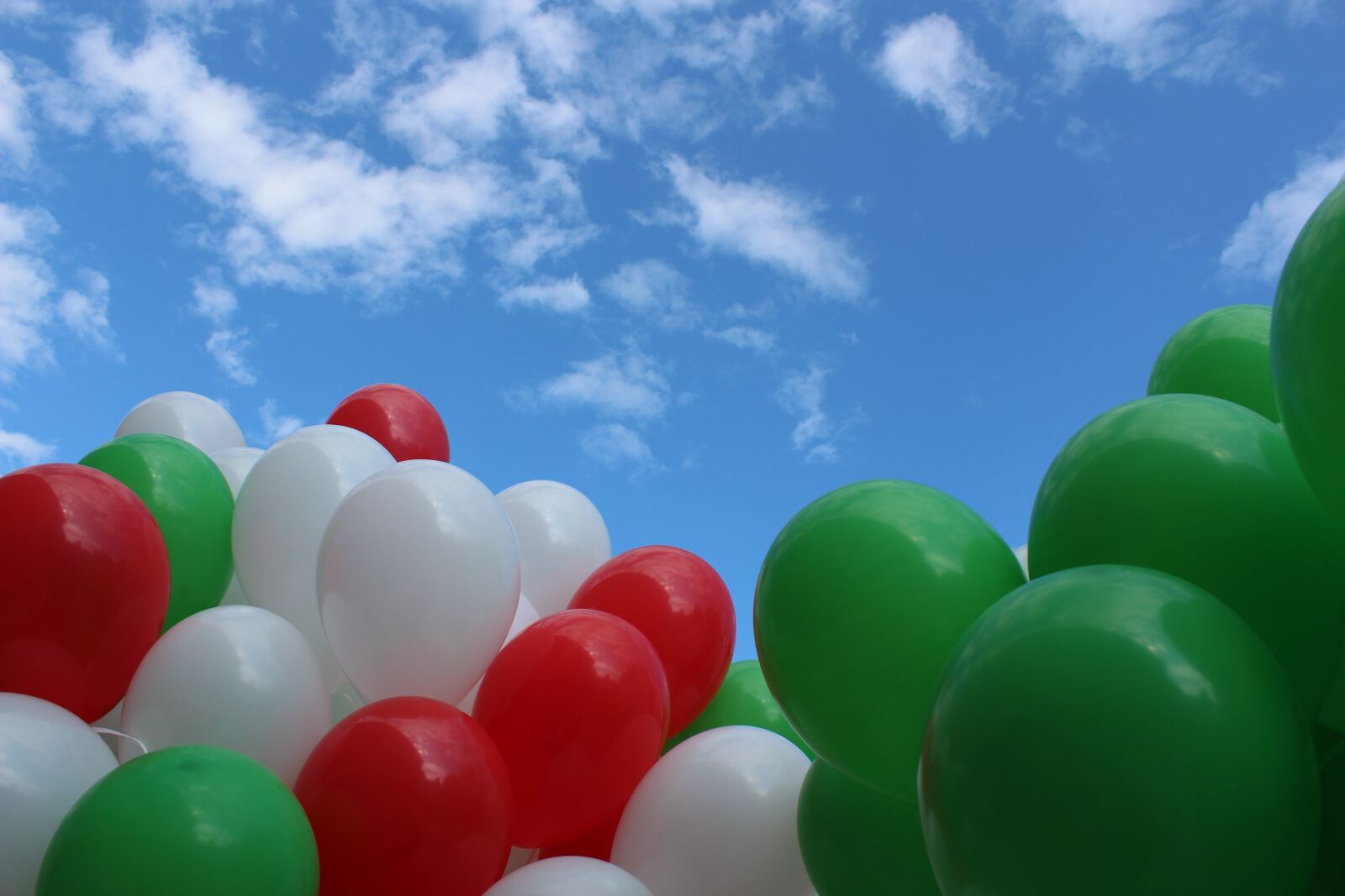 Canon EOS 1200D (EOS Rebel T5 / EOS Kiss X70 / EOS Hi) sample photo. Balloons, holiday, sky photography