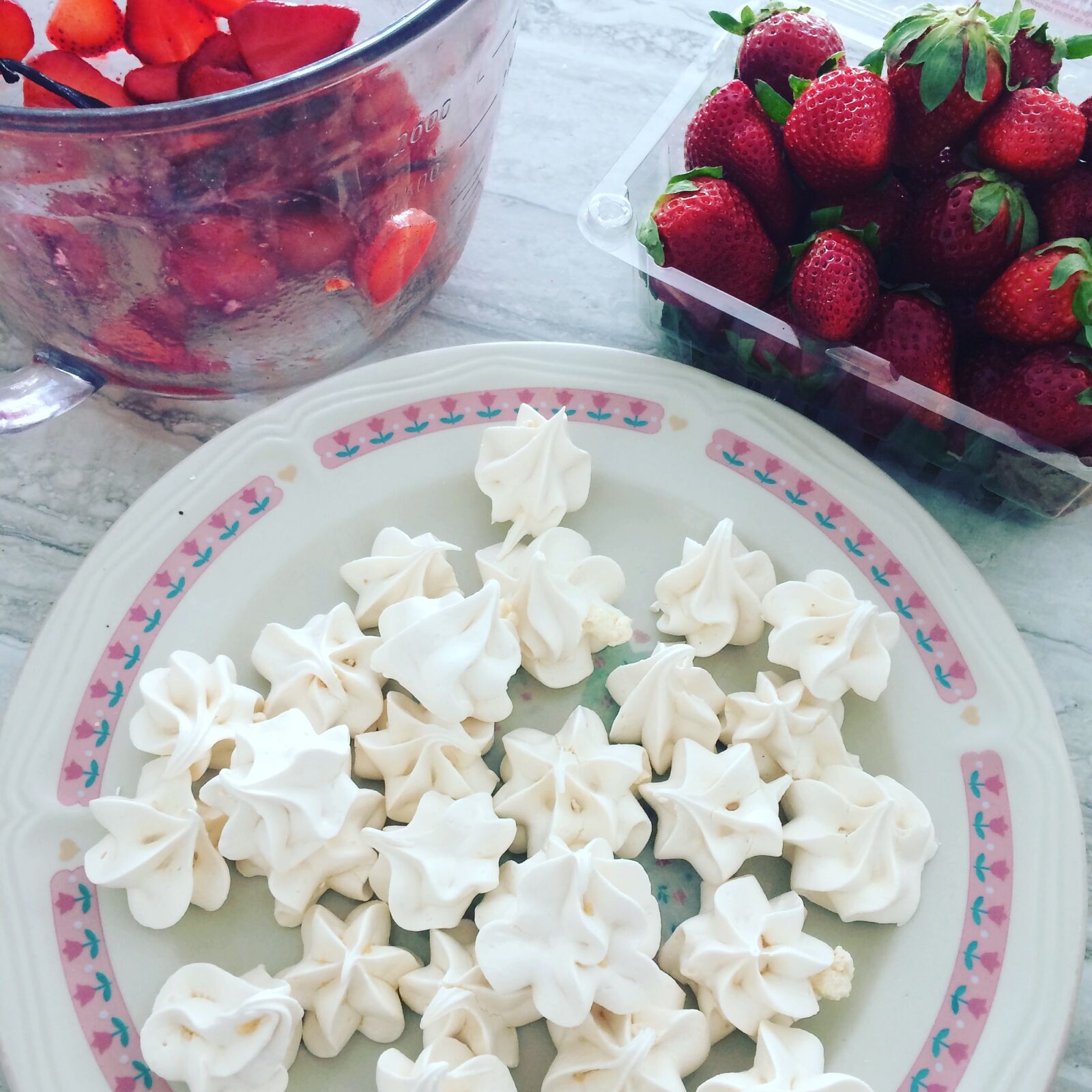 iPhone 5s back camera 4.15mm f/2.2 sample photo. Meringue, strawberries, dessert photography