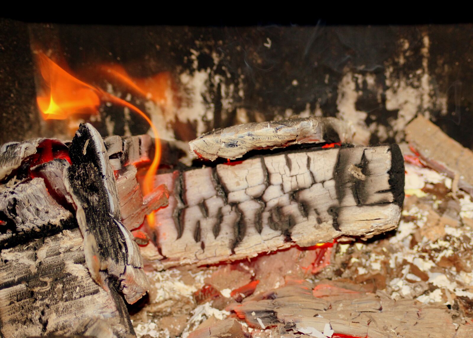 Canon EOS 1200D (EOS Rebel T5 / EOS Kiss X70 / EOS Hi) sample photo. Fireplace, wood, the flame photography