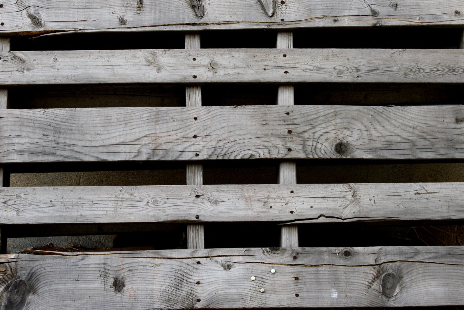 f/3.5-5.6 IS sample photo. Old, wooden pallet, wooden photography