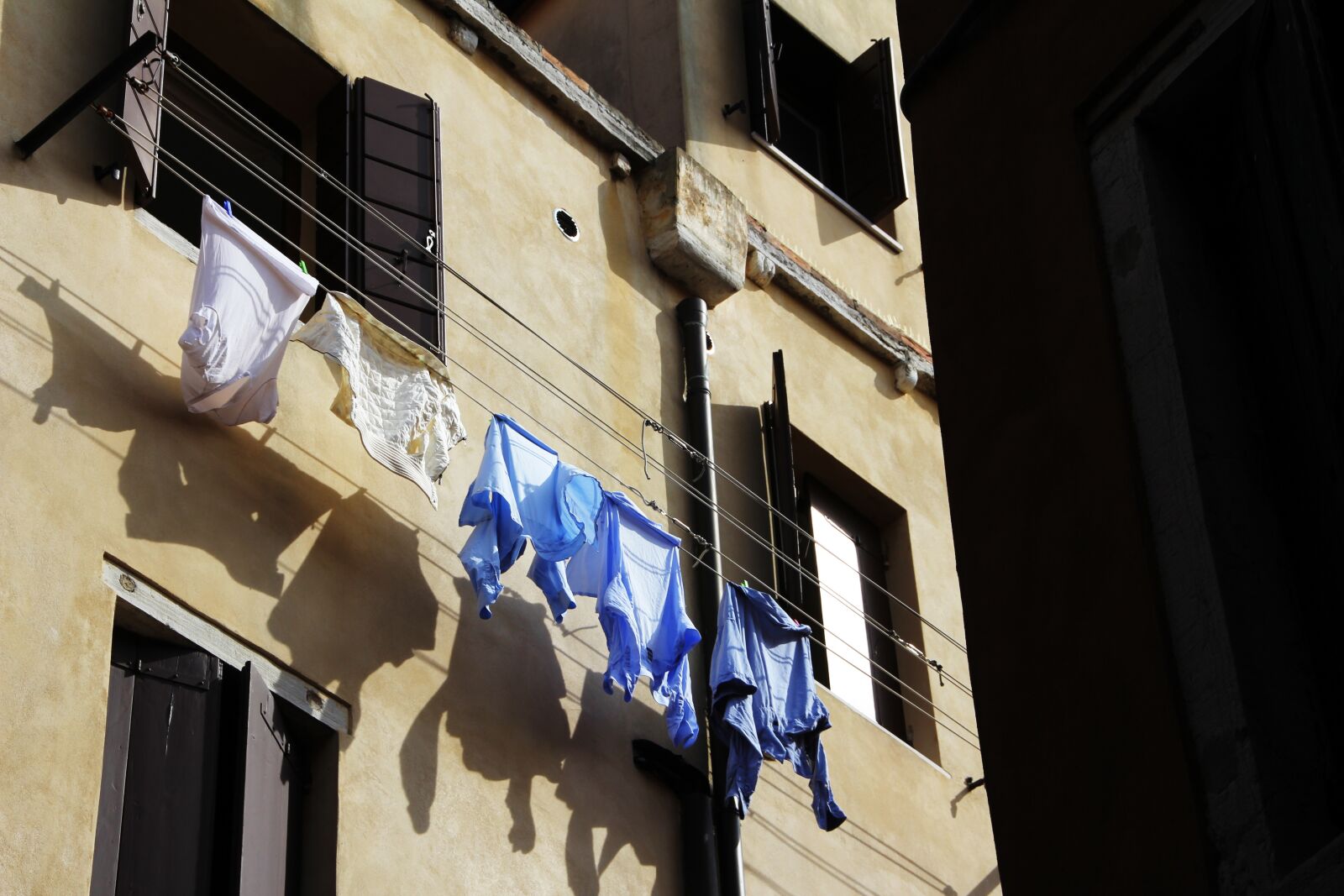 Canon EOS 60D sample photo. Laundry, house facade, dry photography