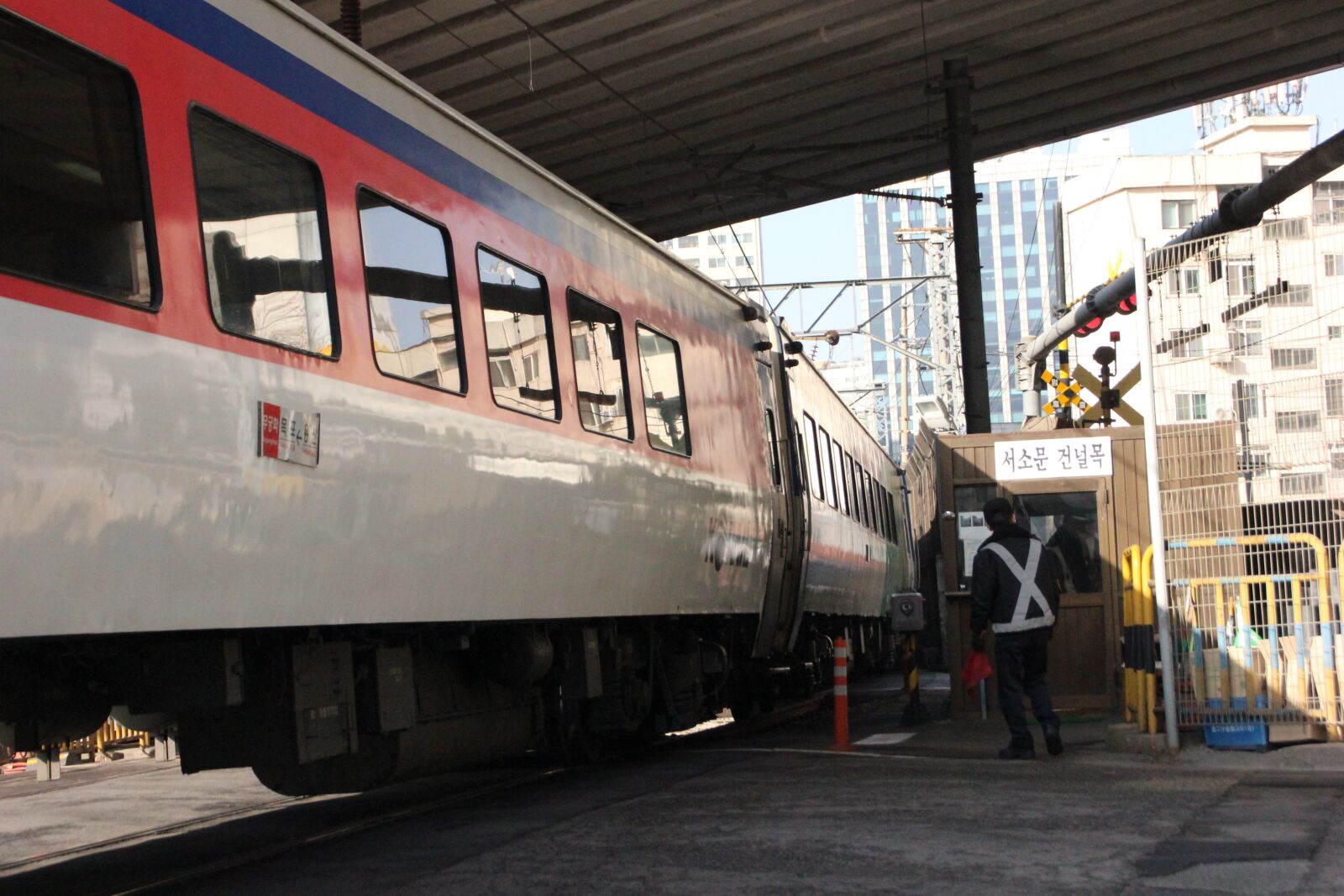 Canon EOS 600D (Rebel EOS T3i / EOS Kiss X5) sample photo. Train, korea, coach photography