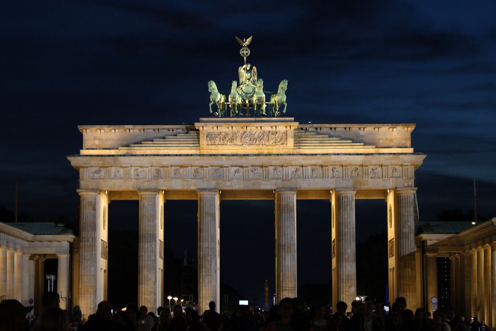 Canon EOS 700D (EOS Rebel T5i / EOS Kiss X7i) sample photo. Brandenburg gate, berlin, landmark photography