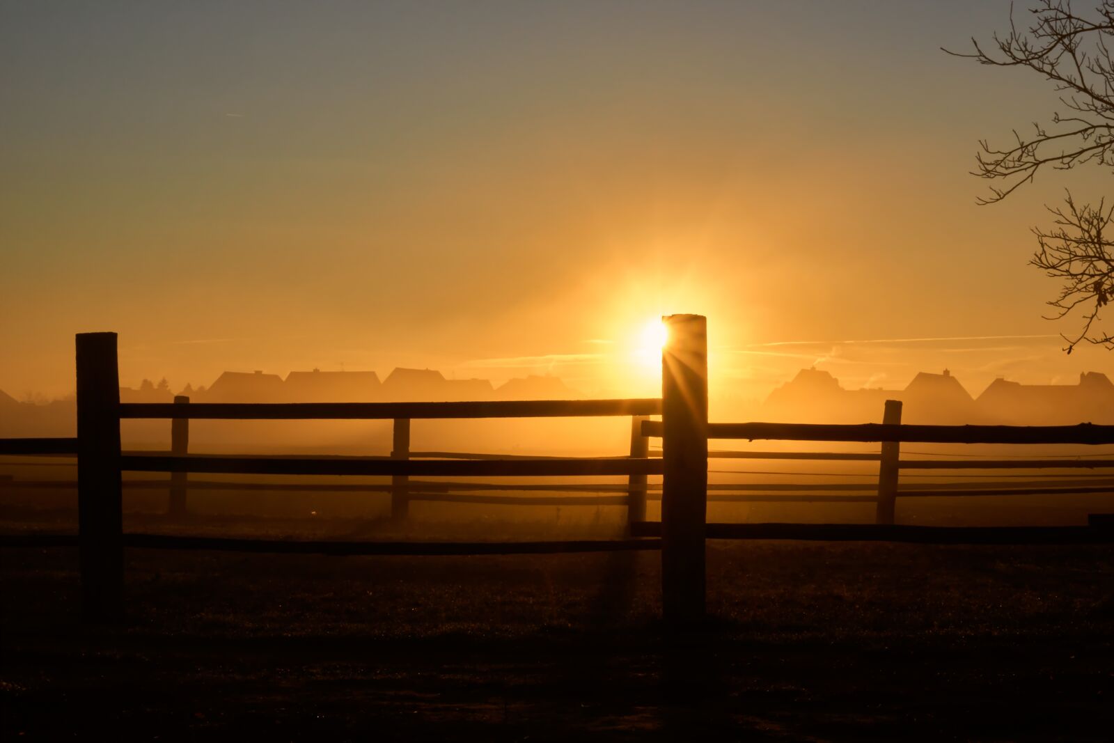 Sony a6000 + Sony E PZ 16-50 mm F3.5-5.6 OSS (SELP1650) sample photo. Sunrise, fence, wood photography