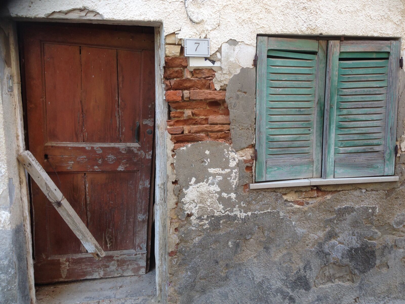 iPhone 5 back camera 4.12mm f/2.4 sample photo. Old, door, torino di photography