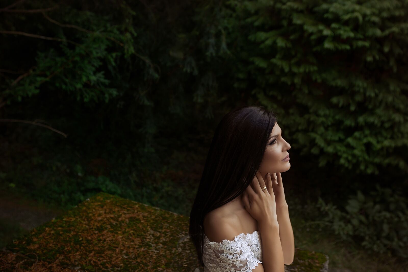 Canon EF 16-35mm F2.8L II USM sample photo. Young woman, gorgeous, alone photography