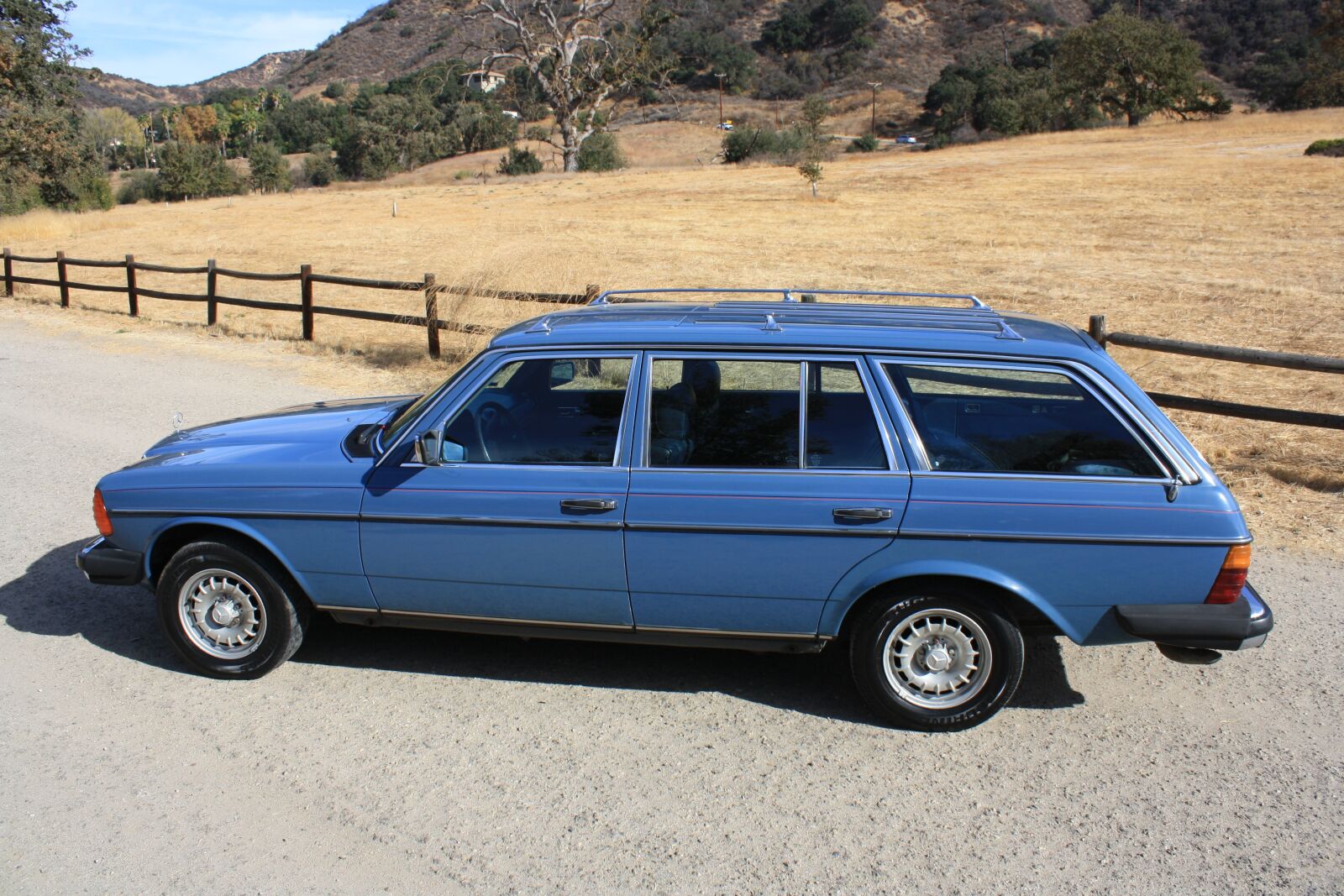 Canon EOS 1000D (EOS Digital Rebel XS / EOS Kiss F) sample photo. Mercedes, 300td, diesel wagon photography