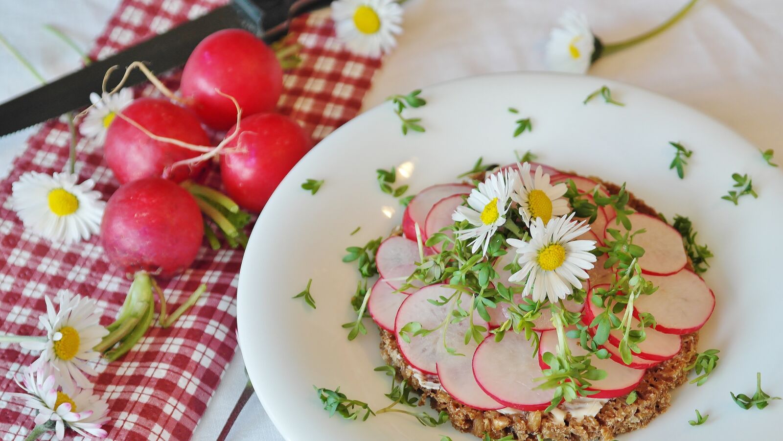 Samsung NX20 sample photo. Radishes, bread, bread and photography